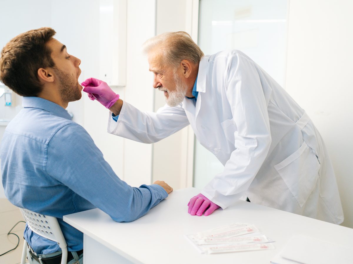 Coleta de amostra para teste genético em consultório médico